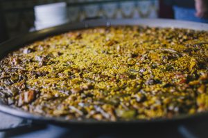 Paella parmi les plats incontournables